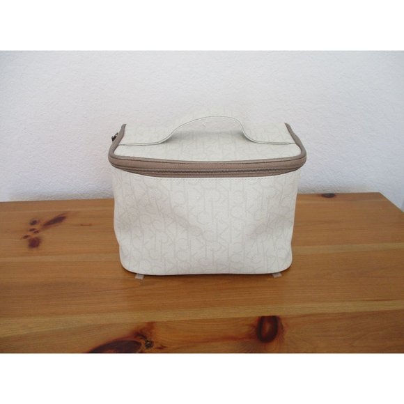 *Calvin Klein Cream Taupe Tan Vinyl Zip Around Train Case Cosmetic Travel Bag - Picture 1 of 11